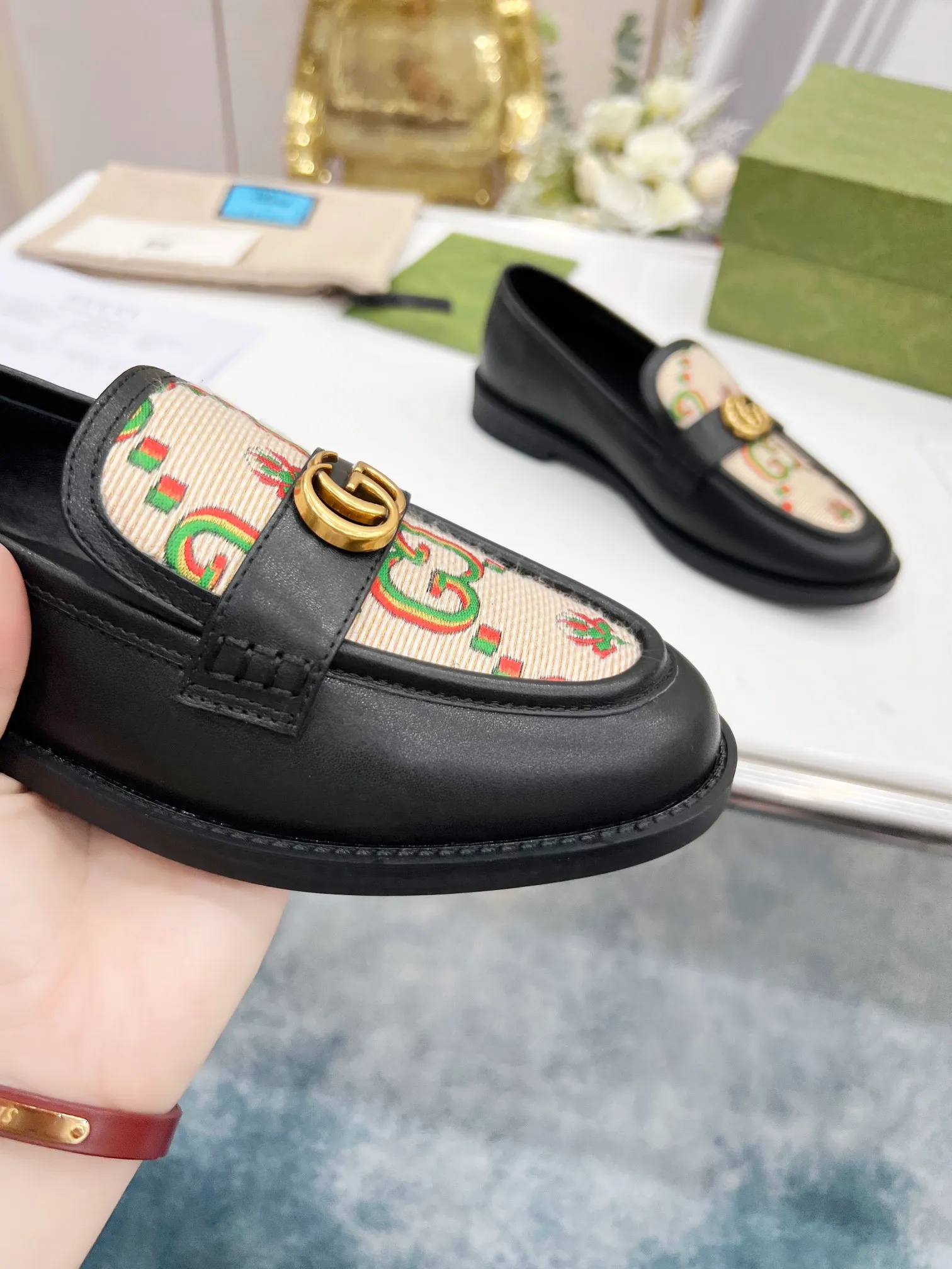 👟👟Ex-factory price 440👟👟 2022 new G family classic design loafers, made of V-shaped quilted effect leather, double G monogram evolved from Gucci, calf leather, mixed sheepskin lining, heel height 1.5 cm, original molded wear-resistant Tpu outsole. Code number 35-42,